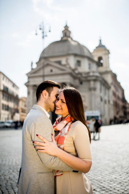 Jeune couple d&#39;amoureux étreindre posant devant le Panthéon à Rome