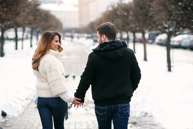 Jeune couple d'amoureux en hiver naturel. Nouvel An et Noël.