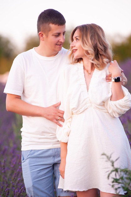 Jeune couple amoureux le jour du mariage de la mariée et du marié en été. Profitez d'un moment de bonheur et d'amour