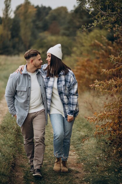 Jeune couple amoureux le jour de la Saint-Valentin ensemble dans le parc