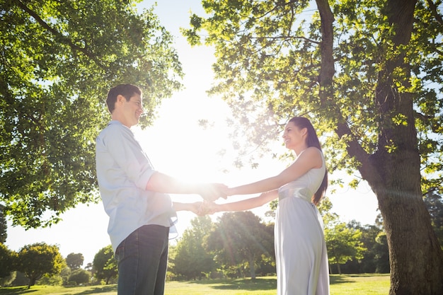 Jeune couple d&#39;amoureux main dans la main au parc