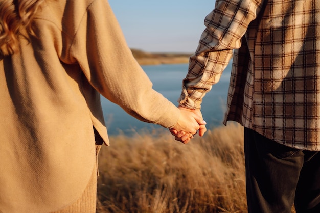 Jeune couple amoureux marchant dans le parc un jour d'automne Profitant du temps ensemble