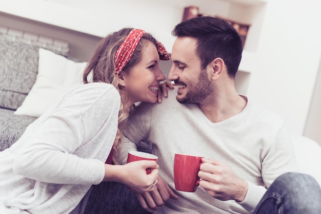 Jeune couple amoureux le matin