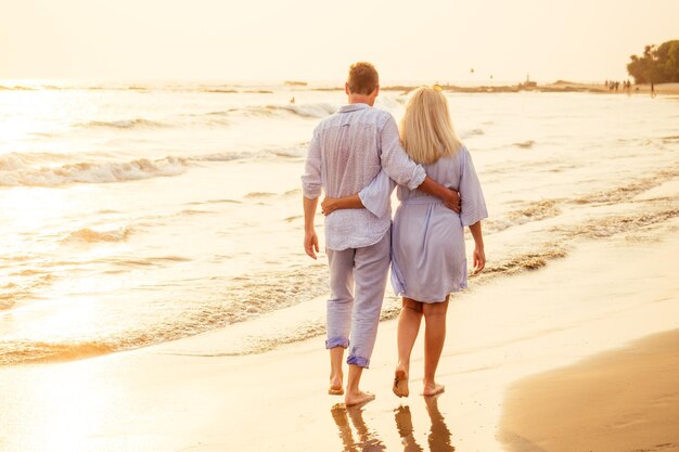 Jeune couple amoureux sur la plage 14 février, Saint-Valentin coucher de soleil Goa Inde vacances voyage .travel nouvel an dans un pays tropical. notion de liberté