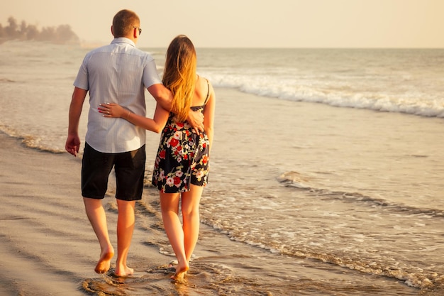 Jeune couple amoureux sur la plage 14 février, Saint-Valentin coucher de soleil Goa Inde vacances voyage .travel nouvel an dans un pays tropical. notion de liberté