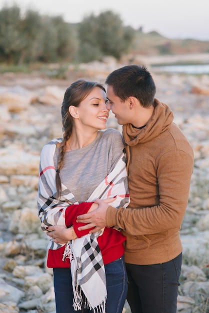 Jeune couple amoureux sur une plage rocheuse