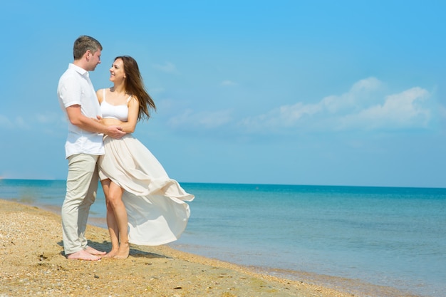 Un jeune couple amoureux sur la plage