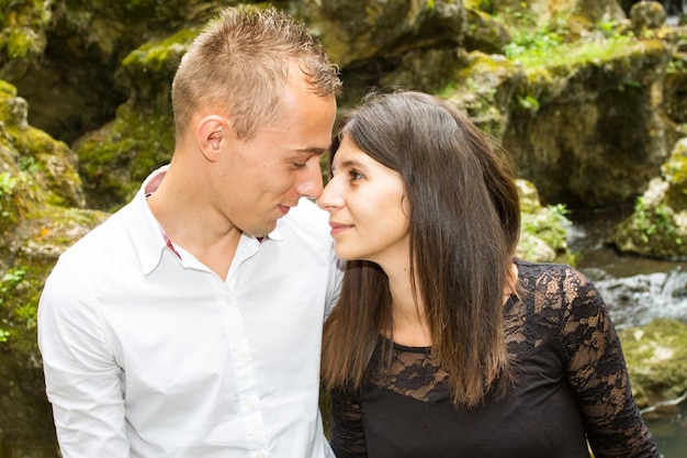 Jeune couple amoureux en plein air