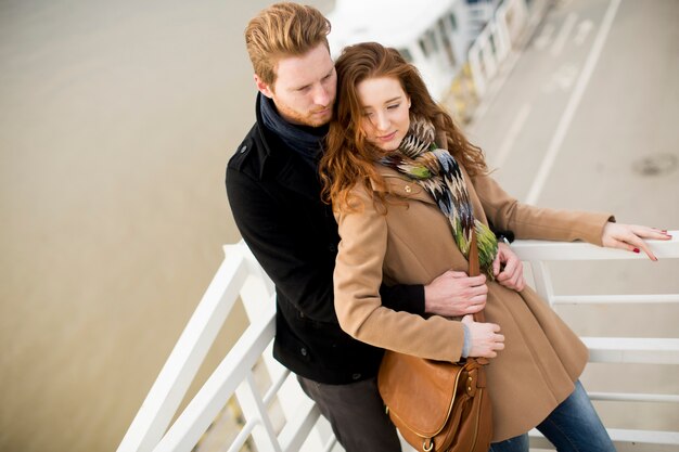 Jeune couple d&#39;amoureux en plein air