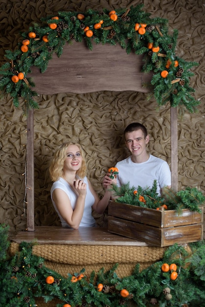 jeune couple amoureux près de l'arbre de Noël