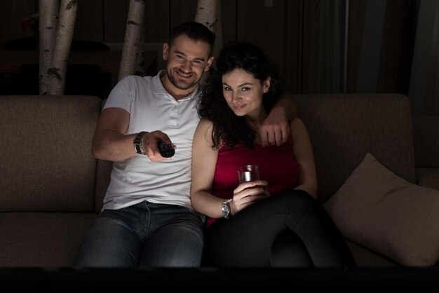 jeune couple, amoureux, regarder télé, soir