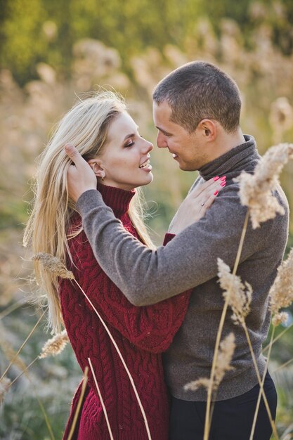 Un jeune couple amoureux s'embrassant sur fond de roseaux 1363