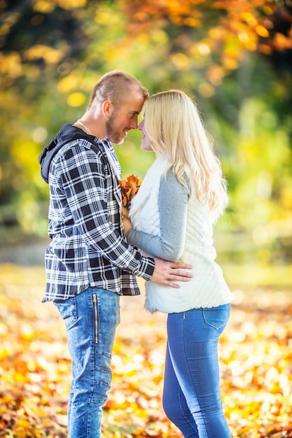 Jeune couple amoureux s'embrassant et s'embrassant dans le parc en automne.