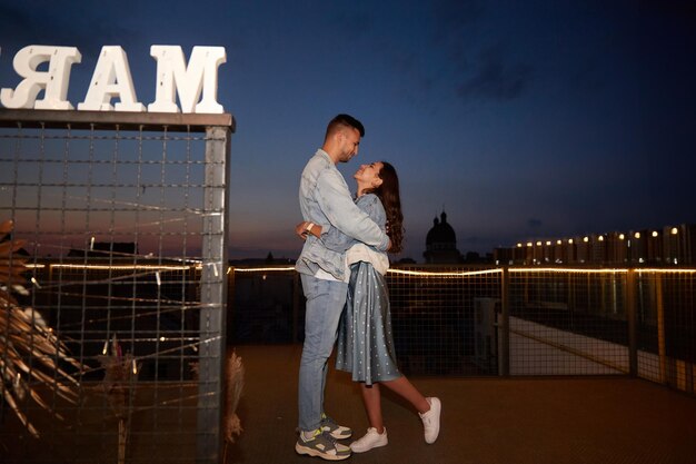 Un jeune couple amoureux s'embrasse.