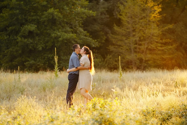 Jeune couple amoureux se tient étreindre et profiter de l'air frais dans la nature