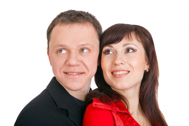 Jeune couple d'amoureux souriant heureux isolé sur fond blanc