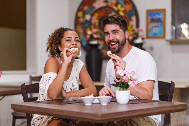 Jeune couple d'amoureux en train de dîner au restaurant.