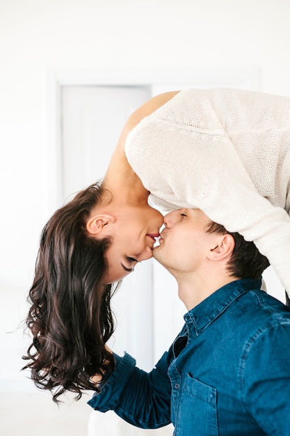 Jeune couple amoureux