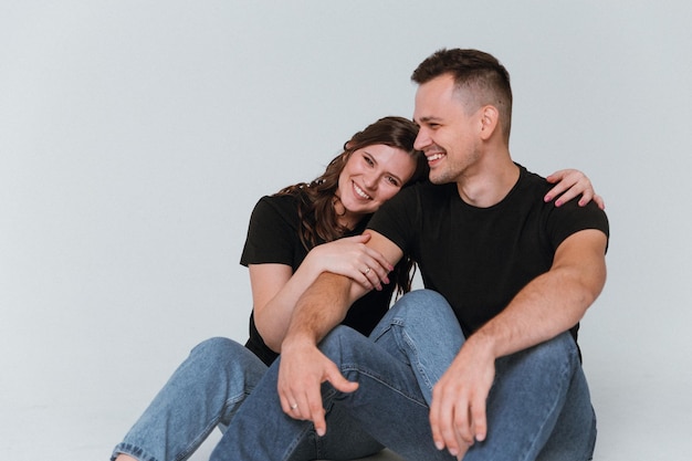 Un jeune couple amoureux