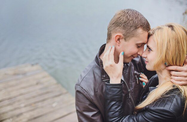 Jeune couple amoureux