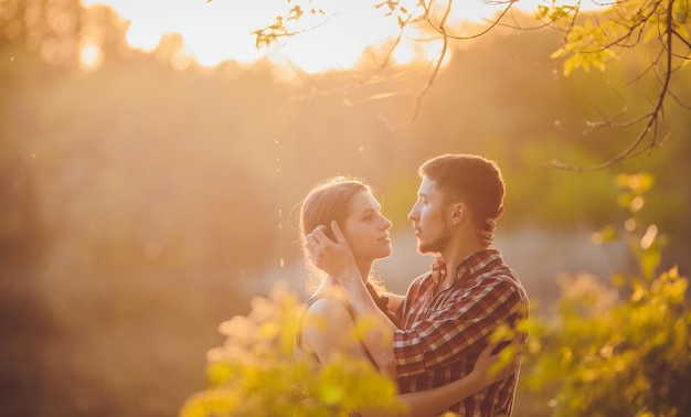 Jeune couple amoureux