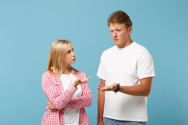 Jeune couple amusant deux amis gars fille en blanc rose vide vide design t-shirts posant