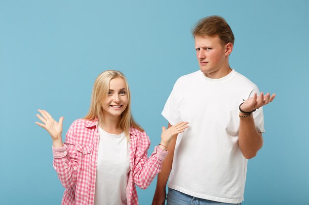 Jeune couple amusant deux amis gars fille en blanc rose vide vide design t-shirts posant