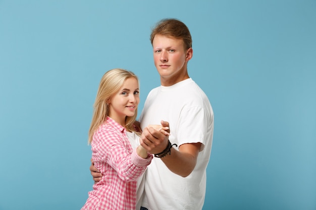 Jeune couple amusant deux amis gars fille en blanc rose vide vide design t-shirts posant