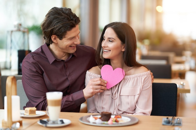 jeune couple, apprécier, café, et, gâteau, dans, café