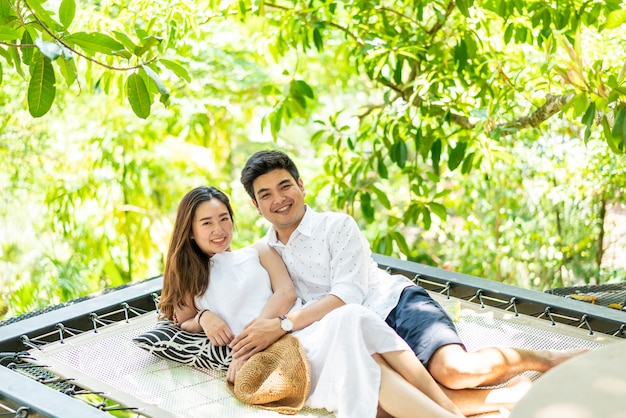 Jeune couple asiatique heureux amoureux sur le balcon du berceau