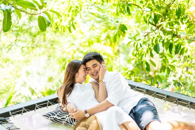 Jeune couple asiatique heureux amoureux sur le balcon du berceau