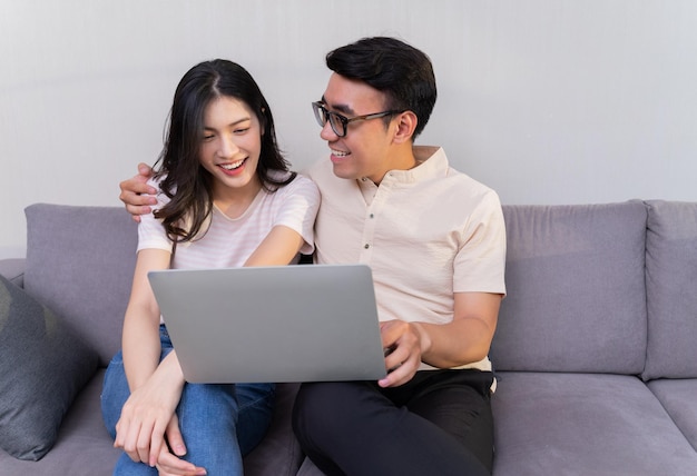 Jeune couple asiatique à la maison