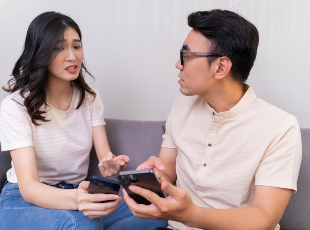 Jeune couple asiatique à la maison