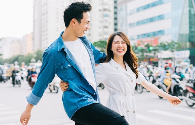 Jeune couple asiatique marchant dans la rue