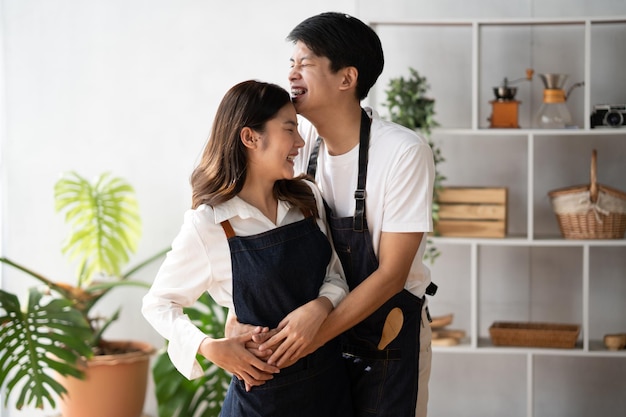 Un jeune couple asiatique passe son temps de qualité ensemble dans la cuisine moderne préparant leur délicieux repas ensemble