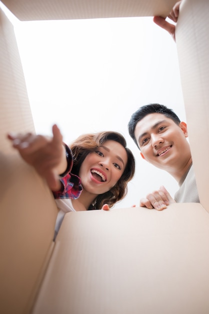 Jeune couple asiatique regardant dans la boîte