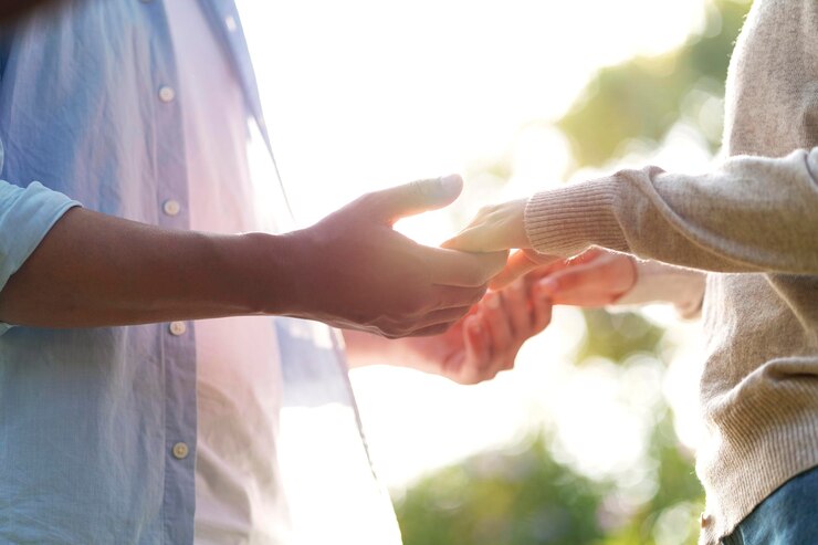Photo un jeune couple asiatique se tenant par la main à l'extérieur.