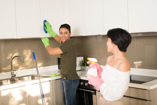 Jeune couple asiatique travaillant à la cuisine