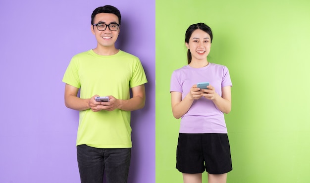 Jeune couple asiatique utilisant un smartphone, concept d'amour longue distance