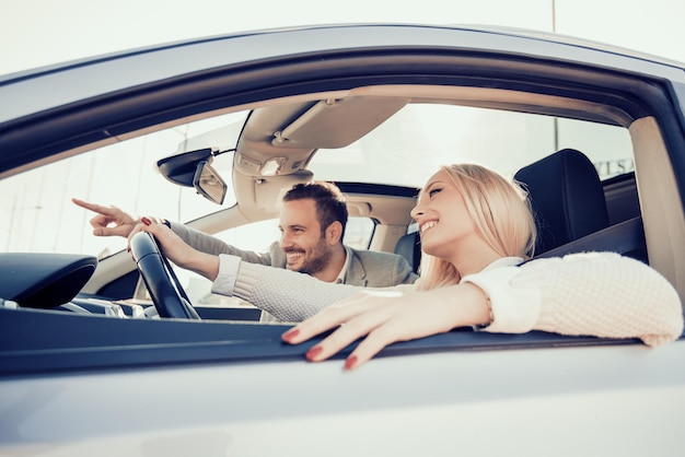 Jeune couple assis dans la voiture