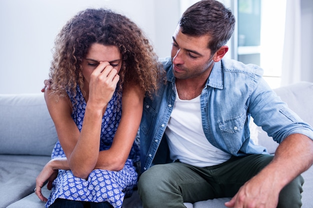 Jeune couple assis ensemble et discutant après un combat