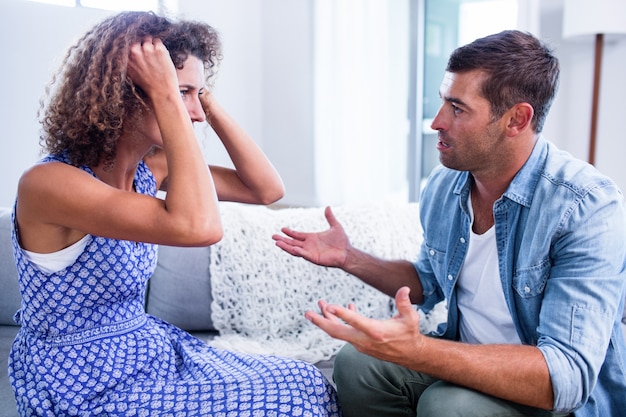 Photo jeune couple assis ensemble et discutant après un combat