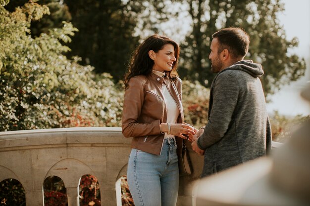 Jeune couple assis sur les escaliers au jour d'automne