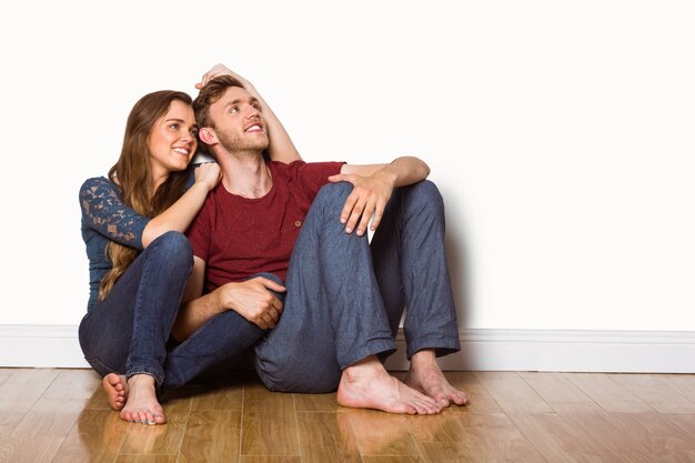 Jeune couple assis sur le sol