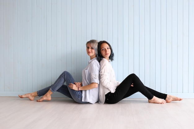 Jeune couple assis sur le sol