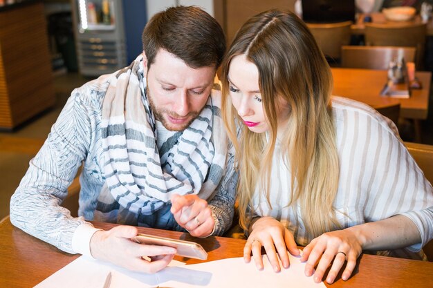 Photo un jeune couple assis sur une table.