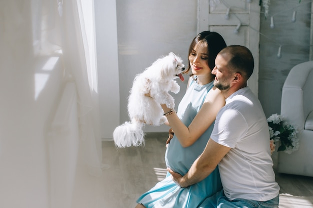 Jeune couple attend bébé debout ensemble à l&#39;intérieur