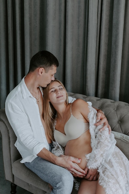 Jeune couple, attente, bébé, debout, ensemble