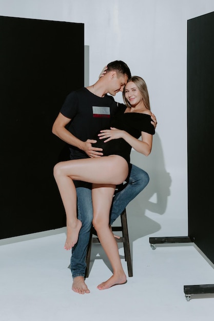 Jeune couple, attente, bébé, debout, ensemble