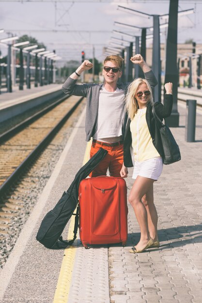 Jeune couple en attente à la gare